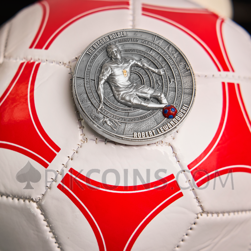 Robert Lewandowski - The Record Holder 5$ 2oz Niue 2025 - Image 3